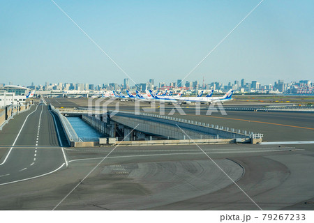 空港 飛行機 羽田空港 離陸 午後 夕暮れ 航空会社 エンジン ブレーキ ターミナル 空港 飛行機 羽田空港 離陸 午後 夕暮れ 航空会社 エンジン ブレーキ ターミナル 79267233