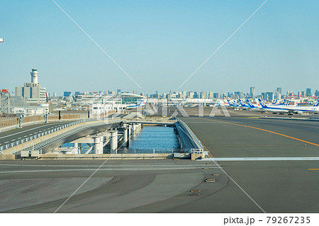 空港　飛行機　羽田空港　離陸　午後　夕暮れ　航空会社　エンジン　ブレーキ　ターミナル 79267235