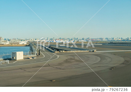 空港 飛行機 羽田空港 離陸 午後 夕暮れ 航空会社 エンジン ブレーキ ターミナル 空港 飛行機 羽田空港 離陸 午後 夕暮れ 航空会社 エンジン ブレーキ ターミナル 79267236