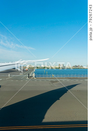 空港 飛行機 羽田空港 離陸 午後 夕暮れ 航空会社 エンジン ブレーキ ターミナル 空港 飛行機 羽田空港 離陸 午後 夕暮れ 航空会社 エンジン ブレーキ ターミナル 79267243