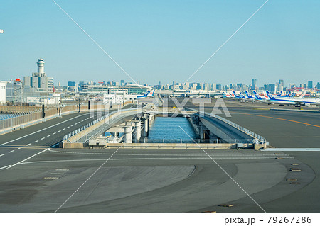 空港　飛行機　羽田空港　離陸　午後　夕暮れ　航空会社　エンジン　ブレーキ　ターミナル 79267286