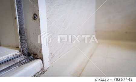 お風呂場の汚れ。カビと水アカ。	 79267445