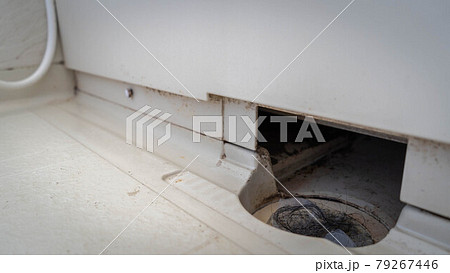 風呂の排水溝の汚れ。カビ・水アカ。 風呂の排水溝の汚れ。カビ・水アカ。 79267446
