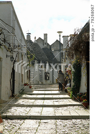 南イタリアのアルベロベロの町並み 79268067