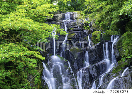 糸島の人気スポット 美しい白糸の滝 福岡県糸島市 の写真素材