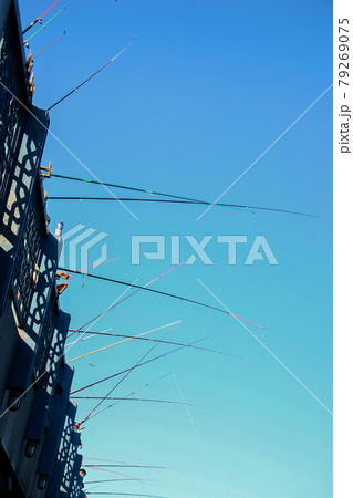 トルコ、イスタンブールのガラタ橋とたくさんの釣り竿 トルコ、イスタンブールのガラタ橋とたくさんの釣り竿 79269075