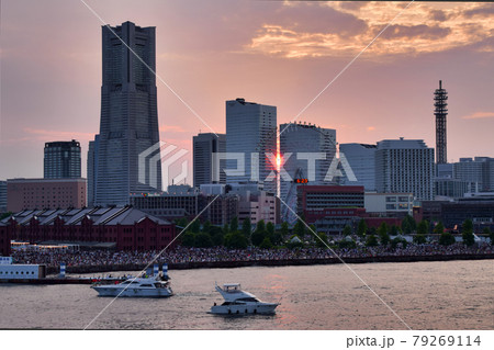夕日と横浜(8月花火大会開始前) 夕日と横浜(8月花火大会開始前) 79269114