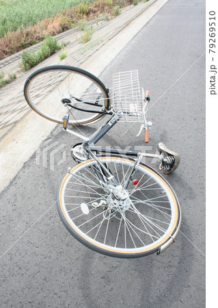 倒れている自転車 79269510
