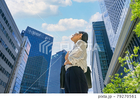 名古屋の高層ビル群を眺めるビジネスウーマン 79270561