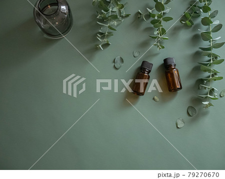 ユーカリの葉とアロマオイル瓶 グリーン 観葉植物 リラックス 趣味 の写真素材
