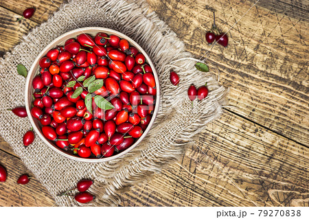 Rose hip fruits background 79270838