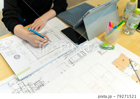 平面プランを確認する女性一級建築士 79271521