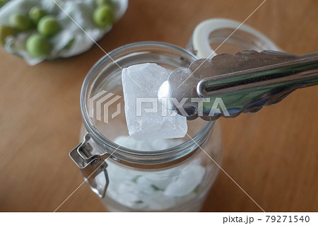 滅菌した瓶に、氷砂糖と青梅を詰める 滅菌した瓶に、氷砂糖と青梅を詰める 79271540