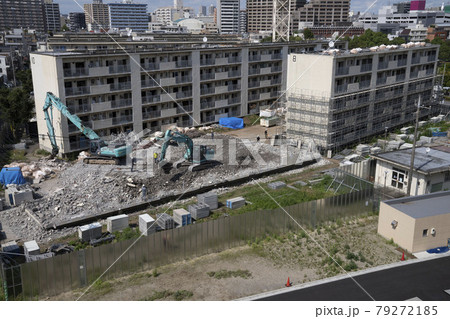 解体中の古い集合住宅,シャベルカー 79272185