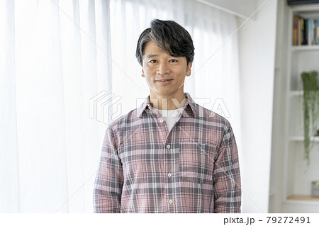 笑顔の50代の男性　カメラ目線　ポートレート 79272491
