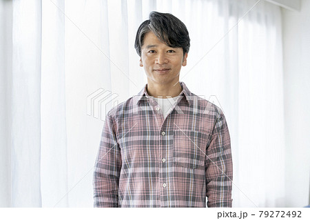 笑顔の50代の男性　カメラ目線　ポートレート 79272492
