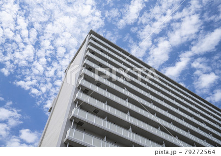 新築の集合住宅、青空に映える社宅、老人向け、老人ホーム 新築の集合住宅、青空に映える社宅、老人向け、老人ホーム 79272564