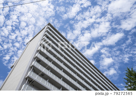 新築の集合住宅、青空に映える社宅、老人向け、老人ホーム 新築の集合住宅、青空に映える社宅、老人向け、老人ホーム 79272565