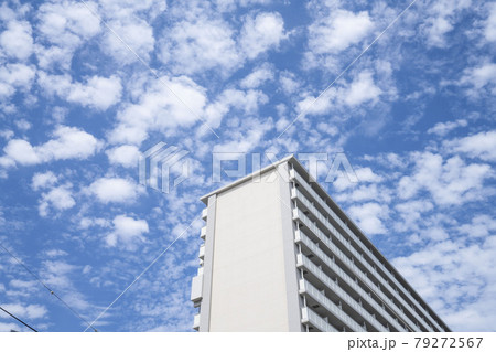 新築の集合住宅、青空に映える社宅、老人向け、老人ホーム 新築の集合住宅、青空に映える社宅、老人向け、老人ホーム 79272567