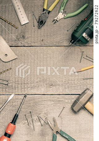 木の板の周りに置いたDIYの道具 79272622