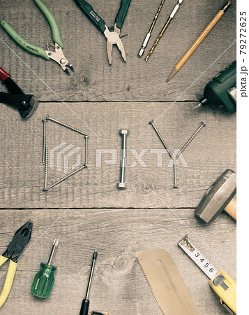 木の板の周りに置いたDIYの道具とDIYの文字 木の板の周りに置いたDIYの道具とDIYの文字 79272625