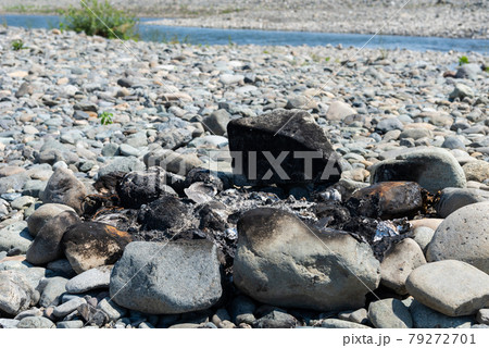 河原に残された直焚火の焦げ跡 79272701