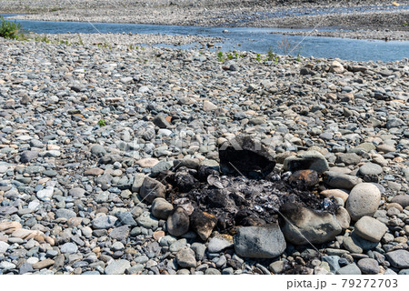 河原に残された直焚火の焦げ跡 79272703