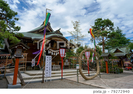 雨上がりの神社と茅の輪くぐり 79272940