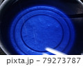 紫キャベツの千切りを水にさらし終えた後の青色水溶液 紫キャベツの千切りを水にさらし終えた後の青色水溶液 79273787