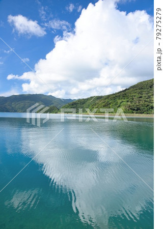 奄美大島　宇検村部連の穏かな海 79275279