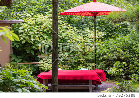 野点の赤い縁台と赤い傘 79275389