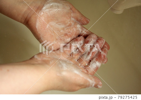 手を洗う 79275425