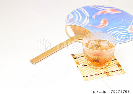 日本の夏　麦茶と団扇 79275768