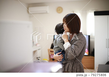 家の中で物をさがす女性 家の中で物をさがす女性 79275806