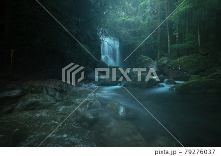 和歌山県の絶景 桑ノ木の滝 新緑 和歌山県の絶景 桑ノ木の滝 新緑 79276037