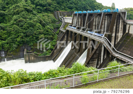 放流中の城山ダム（神奈川県） 79276296