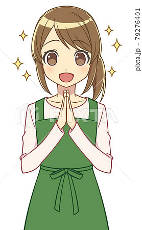 手を合わせて喜ぶエプロンの女性 79276401