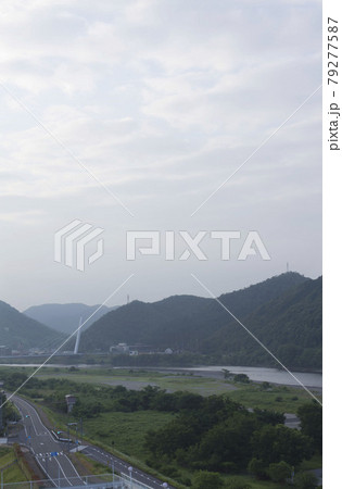 6月中旬早朝の岐阜市長良川鵜飼い大橋と金華山 79277587