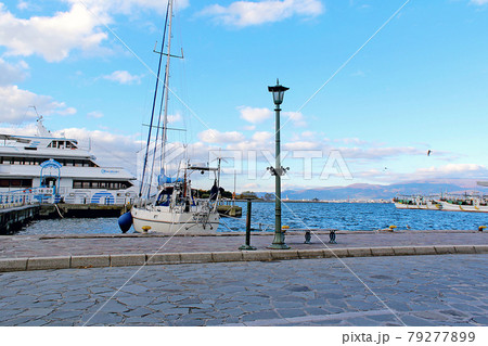 【北海道】秋の函館港　停泊する船と湾の向こうの山々 79277899