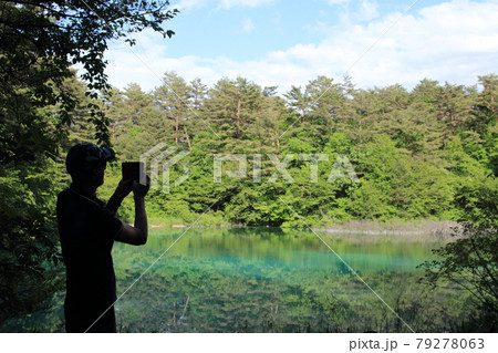 五色沼の写真撮影をする観光客 79278063