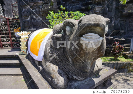 バリのお寺の牛 79278259