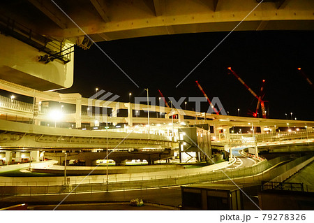 夜の高速道路　港北インター付近 79278326