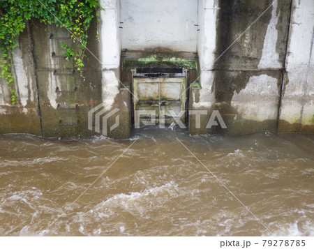 増水した河川からの逆流を止める排水口の逆水防止弁 79278785