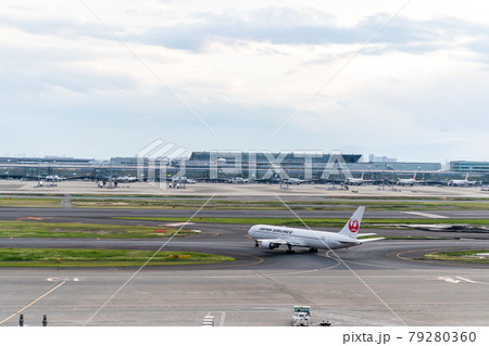 羽田空港の風景・タキシングする旅客機 羽田空港の風景・タキシングする旅客機 79280360