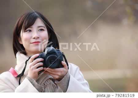 写真を撮る女性 写真を撮る女性 79281519