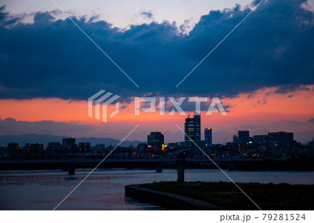 夕陽に染まる空 79281524