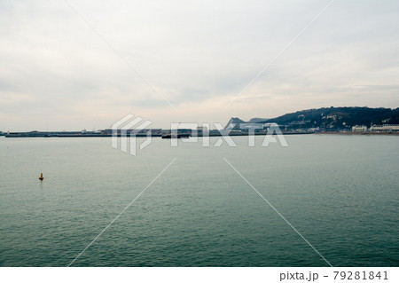 曇り空の下のドーバー海峡の港 79281841