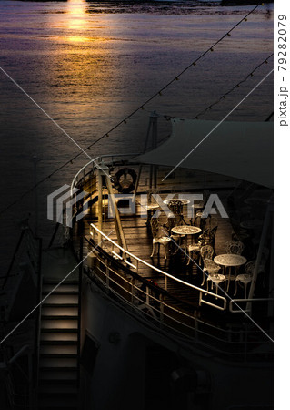 横浜ナイトクルーズの宴の終わりと残照 79282079