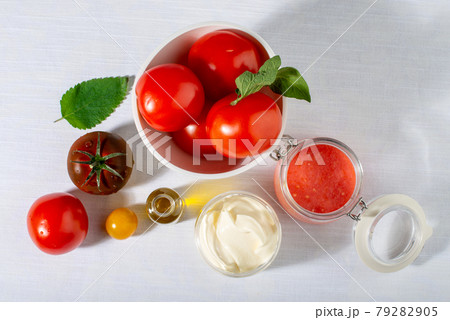 Organic facial mask recipe: tomatoes pulp, oil, yogurt. Natural home-made cosmetic. Organic facial mask recipe: tomatoes pulp, oil, yogurt. Natural home-made cosmetic. 79282905