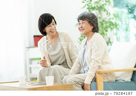 仲良く会話をする親子　　嫁姑　母子　シニア女性　ミドル女性　2人 79284197